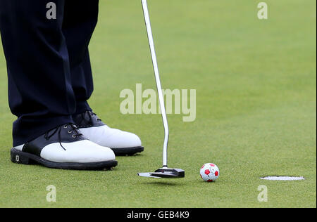 Stati Uniti d'America's Tom Watson putts il suo 'calcio' pallina da golf sulla seconda verde durante il giorno quattro del 2016 Senior Open Championship a Carnoustie Golf Links. Foto Stock