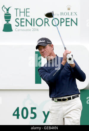 Stati Uniti d'America è Joe Daley sul primo tee durante il giorno quattro del 2016 Senior Open Championship a Carnoustie Golf Links. Foto Stock