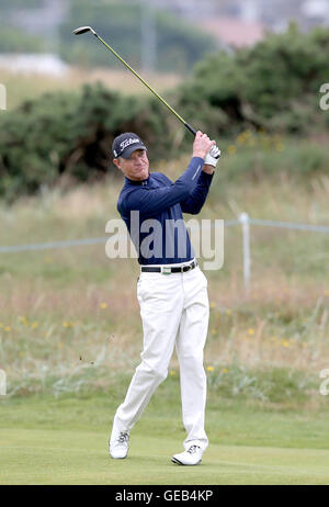 Stati Uniti d'America è Joe Daley sul primo tee durante il giorno quattro del 2016 Senior Open Championship a Carnoustie Golf Links. Foto Stock