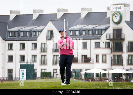 Stati Uniti d'America's Tom Watson prende il suo secondo colpo al primo foro durante il giorno quattro del 2016 Senior Open Championship a Carnoustie Golf Links. Foto Stock