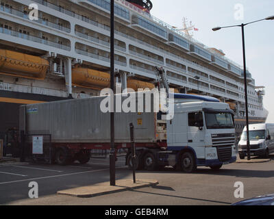 Le 83969 tonnellate Disney Cruise Line 'Disney Magic ' nave da crociera re-sono stati forniti dal trasporto merci su strada sul fiume Tyne. Foto Stock