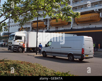 Le 83969 tonnellate Disney Cruise Line 'Disney Magic ' nave da crociera re-sono stati forniti dal trasporto merci su strada sul fiume Tyne. Foto Stock