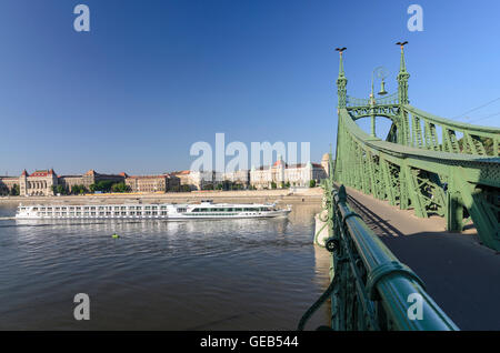 Budapest: Ponte della Libertà ( Szabadsag hid ) sul Danubio con una vista al Hotel Gellert e l Università Tecnica, Ungheria, Foto Stock