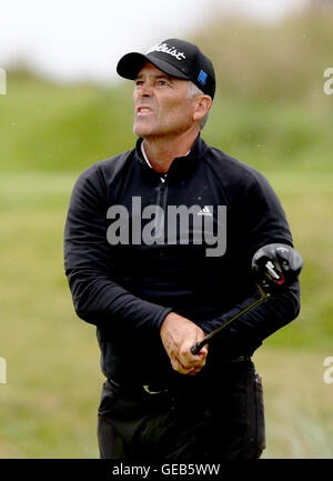 Stati Uniti d'America's Tom Byrum il 6 tee durante il giorno quattro del 2016 Senior Open Championship a Carnoustie Golf Links. Foto Stock