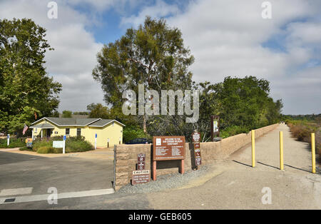 IRVINE, CA - Luglio 9, 2016: entrata principale di San Joaquin Marsh Riserva, Irvine CA. Audubon House e parcheggio con il Wel Foto Stock