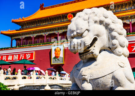 Pechino, Cina - 27 giugno 2014: un leone statua protezioni sulla gate di Tiananmen a Piazza Tiananmen. Foto Stock