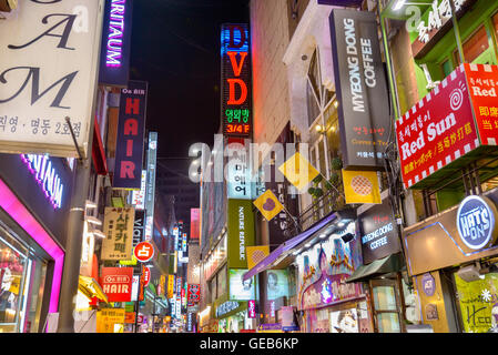 SEOUL, Corea del Sud - 14 febbraio 2013: insegne al neon linea Myeong-Dong il quartiere della vita notturna in Seoul. Foto Stock