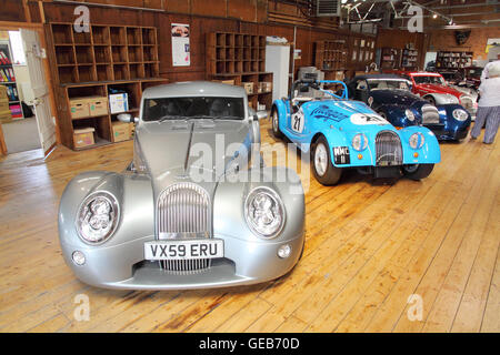 Morgan delle sportscars sul display durante la visita della fabbrica di Morgan Motor Company Malvern fabbrica, Inghilterra. Foto Stock