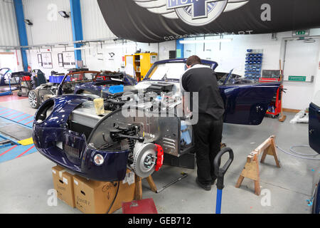 Assemblaggio meccanico a Morgan Aero 8 sportscar presso Morgan della fabbrica di Malvern, Inghilterra. Foto Stock