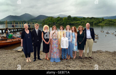 (Da sinistra a destra) Direttore Phillippa Lowthorpe, Dane Hughes, Seren Hawkes, Jessica Haynes, Kelly Macdonald, Orla Hill, Hannah Jayne Thorp, scrittore Andrea Gibb, produttore Nick Barton, (anteriore) Teddie Malleson-Allen e Bobby McCulloch a rondini e amazzoni premiere presso il teatro sul lago in Keswick, Cumbria. Foto Stock