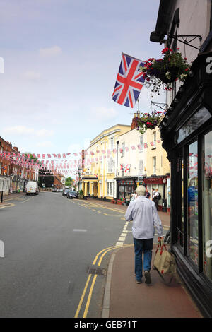 Upton-su-Severn stabiliti con Union Jack e bunting davanti alla Queen's novantesimo compleanno Foto Stock