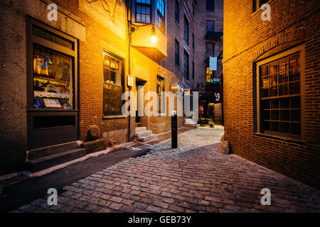 Un acciottolato stretto vicolo di notte a Boston, Massachusetts. Foto Stock