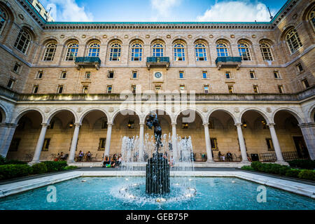 Fontana e cortile al Boston Public Library a Copley Square, in Back Bay di Boston, Massachusetts. Foto Stock