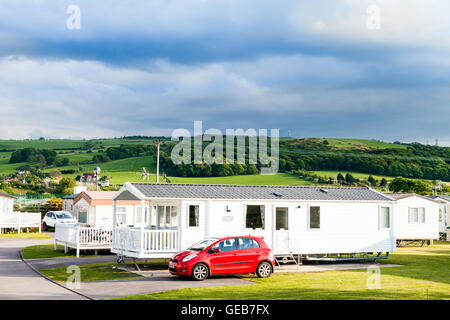 Sera La luce solare sulla collina gallese e roulottes fisse in un parco vacanze in Prestatyn, il Galles del Nord, Regno Unito Foto Stock