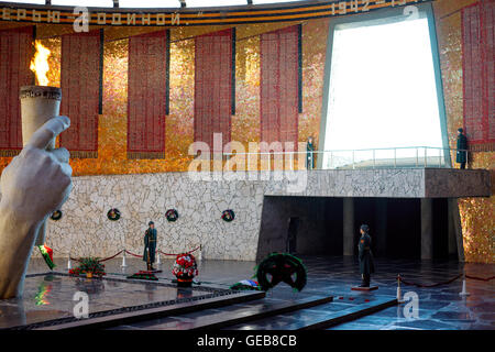 VOLGOGRAD (ex STALINGRAD), la Russia. 07 novembre 2011. Guardia d'onore e la fiamma eterna dentro la sala della gloria militare di t Foto Stock