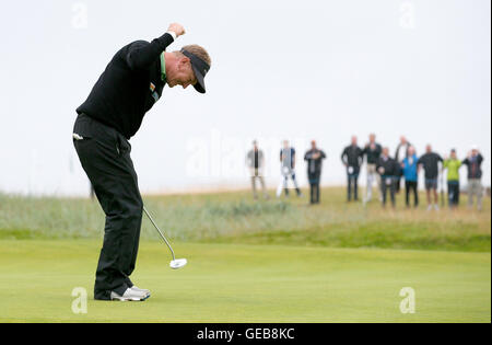 Paul Broadhurst dell'Inghilterra affonda il suo putt finale il diciottesimo per vincere il campionato Senior Open 2016 a Carnoustie Golf Links. PREMERE ASSOCIAZIONE foto. Data foto: Domenica 24 luglio 2016. Vedi la storia della Pennsylvania Golf Carnoustie. Il credito fotografico deve essere: Jane Barlow/PA Wire. RESTRIZIONI: L'uso è soggetto a restrizioni. Solo per uso editoriale. Nessun uso commerciale. Chiamare il numero +44 (0)1158 447447 per ulteriori informazioni. Foto Stock