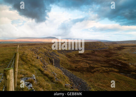 In inverno il Sole distante Pen-y-Ghent da ladri Moss, Crummack Dale nel Yorkshire Dales National Park, England, Regno Unito Foto Stock