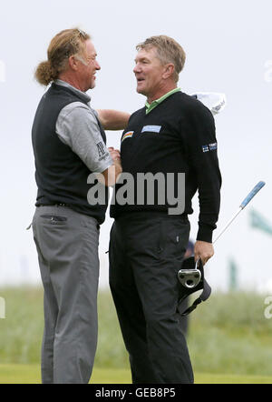 L'Inghilterra del Paul Broadhurst è congratulato da Spagna di Miguel Angel Jimenez (sinistra) nel XVIII dopo la vittoria del 2016 Senior Open Championship a Carnoustie Golf Links. Foto Stock