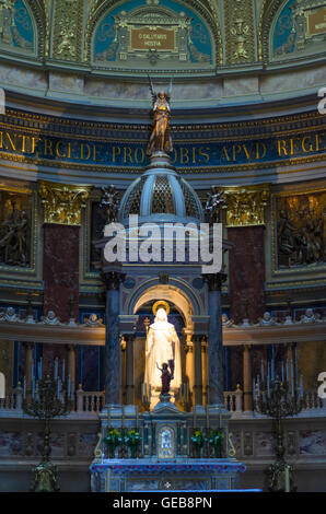 Budapest: la Basilica di Santo Stefano ( Szent Istvan bazilika ) con la statua del Santo Stefano in altare maggiore, Ungheria, Budapest, Foto Stock