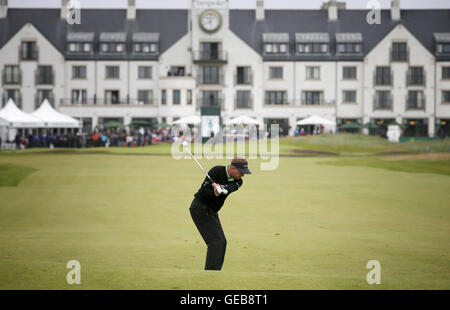 L'Inghilterra del Paul Broadhurst sul diciottesimo foro durante il giorno quattro del 2016 Senior Open Championship a Carnoustie Golf Links. Foto Stock