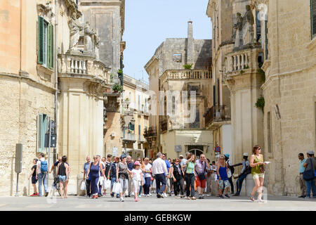 Lecce, Italia - 23 Giugno 2016: persone in visita a camminare per le strade del centro storico di Lecce in Puglia, Italia Foto Stock