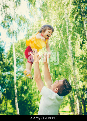 Papà e la sua piccola figlia divertendosi Foto Stock