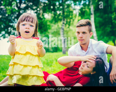 I genitori stanchi di baby Foto Stock