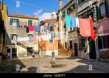 Lavanderia colorati appesi su linee di abbigliamento in un campiello Venezia Italia Foto Stock