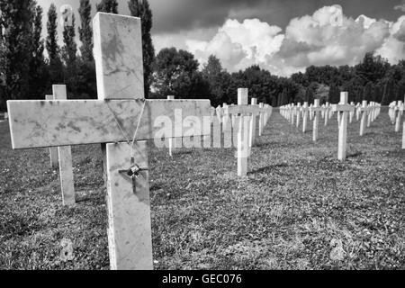 Croci Bianche nel cimitero memoriale per le vittime della guerra della patria, Vukovar, Croazia Foto Stock