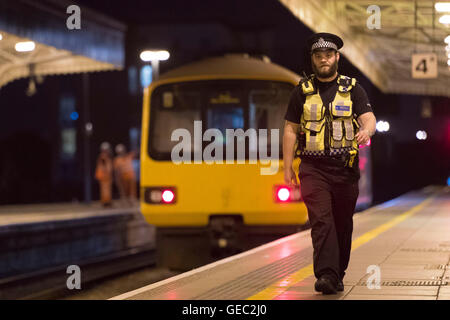 British Transport Police (BTP) ufficiale di pattuglia a Cardiff stazione ferroviaria centrale. Foto Stock