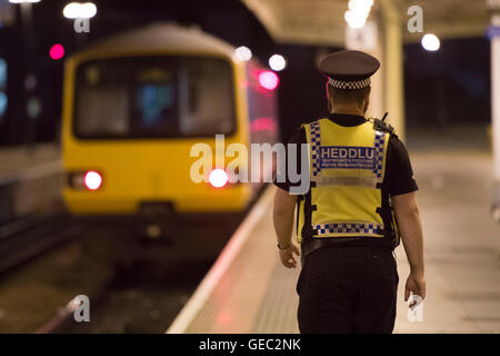 British Transport Police (BTP) ufficiale di pattuglia a Cardiff stazione ferroviaria centrale. Foto Stock