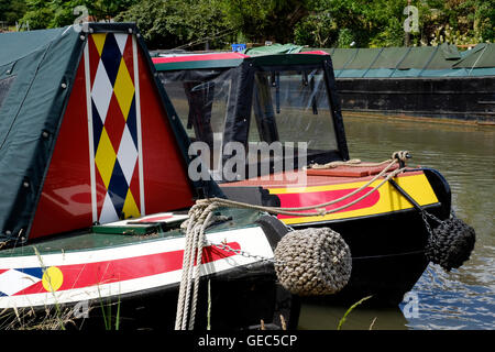 Dipinto luminosamente archi su una coppia di imbarcazioni strette a braunston northamptonshire England Regno Unito Foto Stock