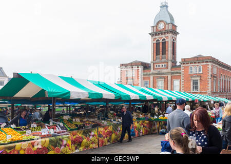 Mercato di Chesterfield nella storica città mercato vende principalmente cinese reso merce dove frutta e verdura una volta che sono stati venduti. Foto Stock