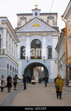 Una vista fino Aušros Vartų g, al centro storico e famoso cancelli di alba nella città vecchia di Vilnius, Lituania. Foto Stock