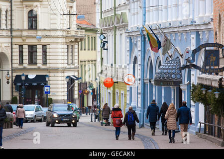 Una vista verso il basso Aušros Vartų g, una storica strada che conduce dal famoso cancelli di alba nella città vecchia di Vilnius, Lituania. Foto Stock