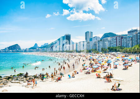 Vista della affollata estate litorale della spiaggia di Copacabana a Rio de Janeiro in Brasile dal Leme fine Foto Stock