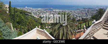 Haifa, Israele: lo skyline e i giardini Bahai, parte dei Bahai centro mondiale di edifici, il luogo di culto per la religione Bahai Foto Stock