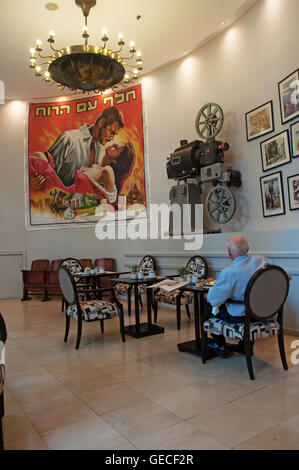 Tel Aviv, Israele: un poster di Via col vento nel Cinema Hotel, ospitato in un convertito movie theater vicino piazza Dizengoff Foto Stock