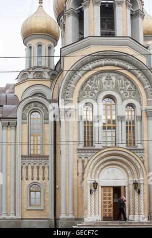 La facciata della chiesa di San Costantino e San Michele con color oro cime di cipolla post restauro di Vilnius, Lituania. Foto Stock
