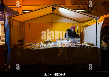 Pressione di stallo di cibo la sera a Kaziuko mugė o San Casimiro giusto un festival annuale nel mese di novembre nella città lituana di Vilnius Foto Stock