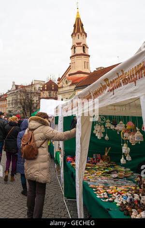 Shoppers sfoglia artigianato in Kaziuko mugė o San Casimiro giusto un festival annuale nel mese di novembre nella città lituana di Vilnius Foto Stock