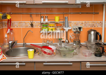 Una pila di piatti sporchi in cucina Foto Stock