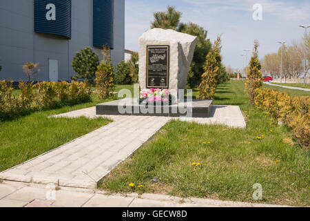 Vityazevo, Russia - 22 Aprile 2016: memoriale firmare le guerre gli atleti che sono morti nella Grande Guerra Patriottica, impostare nel vicolo di sport Foto Stock