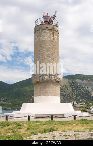 Big Utrish, Russia - 17 Maggio 2016: Monumento al faro sull isola di Utrish, costruito nel 1975 in omaggio a tutti i marinai o Foto Stock