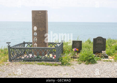 Big Utrish, Russia - 17 Maggio 2016: Monumento all'equipaggio dell'aereo Yak-40 si è schiantato nel 1976 al largo dell'isola di Utrish Foto Stock