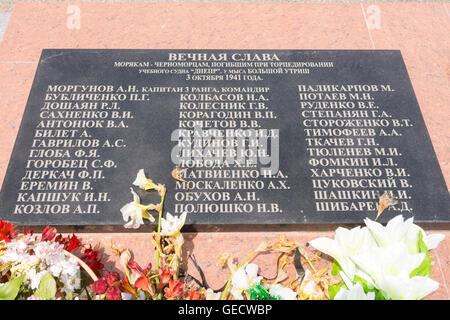 Big Utrish, Russia - 17 Maggio 2016: lapide presso il monumento, il faro sulla isola di Utrish, in onore del Blac Foto Stock