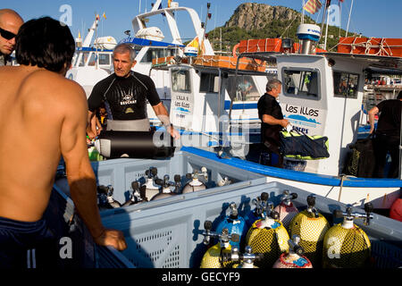 L'Estartit. Porta. I subacquei andare alle isole Medes.Costa Brava. La provincia di Girona. La Catalogna. Spagna Foto Stock