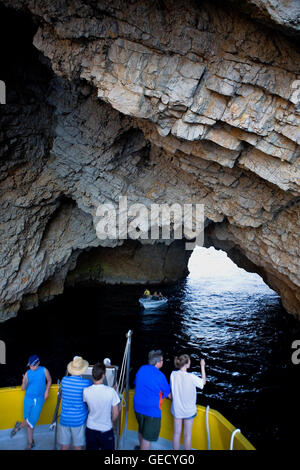 L'Estartit. costa.barche in "Roca Foradada'.Costa Brava. La provincia di Girona. La Catalogna. Spagna Foto Stock