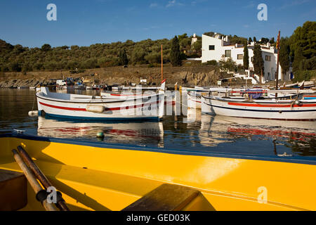 Baia di Portlligat. Sullo sfondo di Salvador Dalí casa - museo.Costa Brava. La provincia di Girona. La Catalogna. Spagna Foto Stock