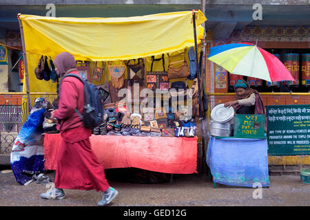 Bancarelle in Main Bazar street,McLeod Ganj Dharamsala, Himachal Pradesh, India, Asia Foto Stock